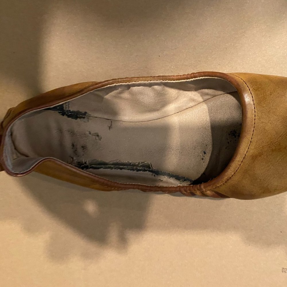 Well worn leather city streets ballet flat (single shoe)